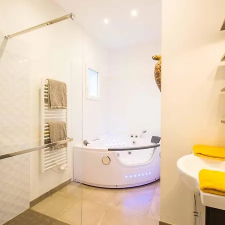 Mogador Piscine Et Balnéo Bed and breakfast